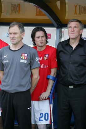 Zraněn&yacute; Tom&aacute;&scaron; Rosick&yacute; sledoval duel z hr&aacute;čsk&eacute; lavičky.