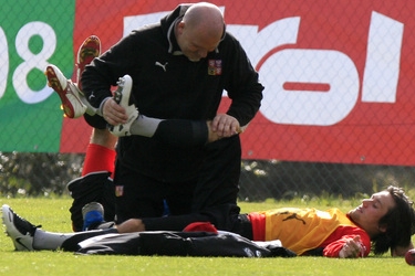 Tomáš Rosický při cvičení s fyzioterapeutem Tomáš Rosický při cvičení s fyzioterapeutem