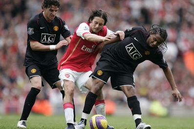 Tomáš Rosický v souboji s obranou Manchesteru United  