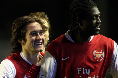 Tomáš Rosický (vlevo) slaví se spoluhráči výhru Arsenalu.