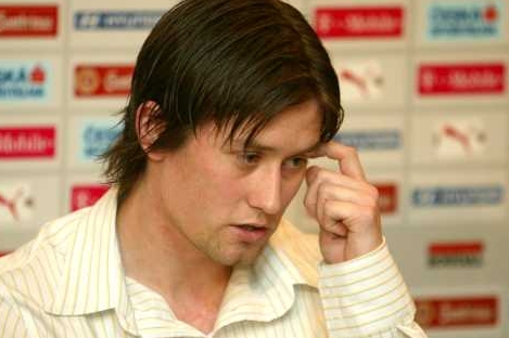 Fotbalista Tomáš Rosický, už skoro 13 měsíčů mimo hru. Fotbalista Tomáš Rosický, už skoro 13 měsíčů mimo hru.