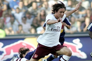 Fotbalový záložník londýnského Arsenalu Tomáš Rosický kvůli zranění odstoupil ze zápasu v Salcburku.