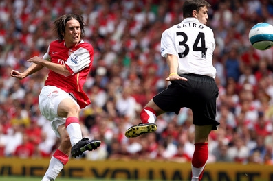 Záložník Arsenalu Tomáš Rosický (vlevo) patřil v duelu s Fulhamem k nejaktivnějším hráčům, gól však nevstřelil. Záložník Arsenalu Tomáš Rosický (vlevo) patřil v duelu s Fulhamem k nejaktivnějším hráčům, gól však nevstřelil.
