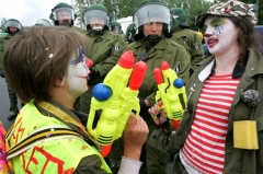 Demonstrace humorem
