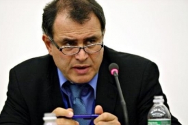 Roubini neúnavně varuje před rozsáhlými důsledky krize.