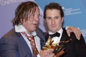 Mickey Rourke a Darren Aronofsky se Zlat&yacute;m lvem.