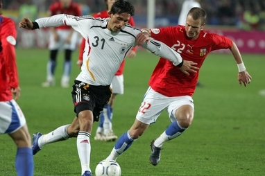 David Rozehnal (v červeném) stráží Kevina Kuranyiho