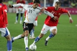 David Rozehnal (v červeném) si v příští sezoně zkusí anglickou Premiere league