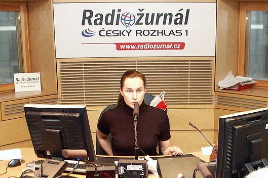 Lucie Výborná ve studiu Radiožurnálu. 