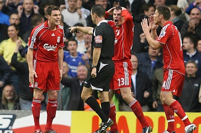 Rozhodčí právě nařídil proti Liveropoolu penaltu, za kterou se komise rozhodčích klubu omluvila.