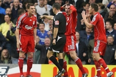 Rozhodčí právě nařídil proti Liveropoolu penaltu, za kterou se komise rozhodčích klubu omluvila.