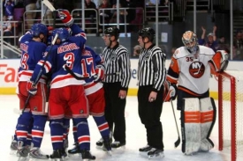 Klubko radujících se hráčů Rangers, v popředí Rozsíval.