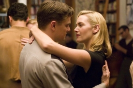 Kate Winsletov&aacute; a Leonardo DiCaprio ve sn&iacute;mku Nouzov&yacute; v&yacute;chod.