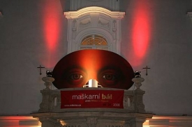 Ma&scaron;karn&iacute; b&aacute;l s Mozartem.