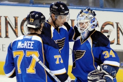 Martin Ručinský (uprostřed) a jeho &quot;terč&quot; z rozcvičování Manny Legace.
