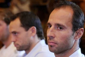 Martin Ručinský (vpravo) na tiskové konferenci HC Sparta Praha.