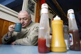 Londýnský labouristický starosta Ken Livingstone čeká na ortel voličů. Londýnský labouristický starosta Ken Livingstone čeká na ortel voličů.