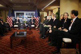 Úvodní tisková konference summitu NATO v Bukurešti.