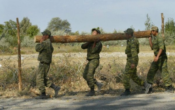 Ruští vojáci staví checkpoint nedaleko přístavu Poti.