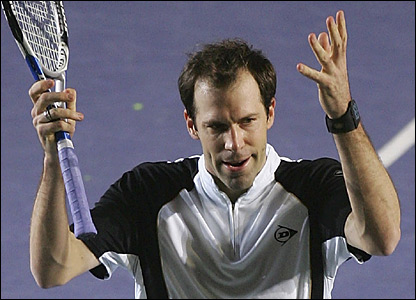 Tenisový bouřlivák Greg Rusedski se vrací. Tenisový bouřlivák Greg Rusedski se vrací.