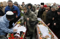 Pozůstalí Vladimira Rychkova v pravo a jeho syna Dmitrije, kteří zahynuli při důlním neštěstí.
