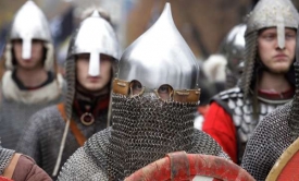 Nacionalisté v historických kostýmech.