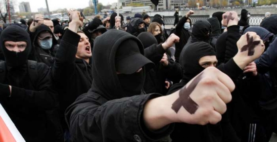 Nacionalisté v ulicích na Den národní jednoty.