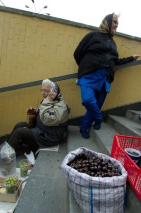 Důchodkyně v Moskvě prod&aacute;vaj&iacute; tře&scaron;ně.