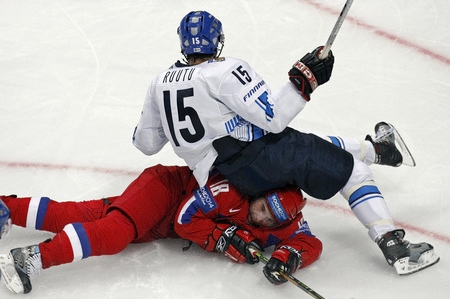 Tuomo Ruutu z Finska bojuje o puk s Rusem Sergejem Brylinem