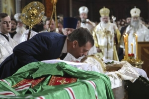 S patriarchou se přišli rozloučit i současní vládcové Ruska.