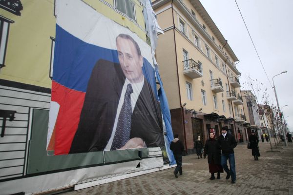 Vladimir Putin shlíží na Rusy. Vydrží jeho obliba ve finanční krizi? Vladimir Putin shlíží na Rusy. Vydrží jeho obliba ve finanční krizi?