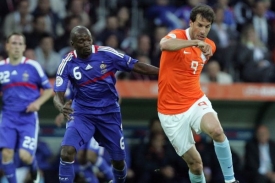Útočník Ruud Van Nistelrooij (vpravo) se řítí na francouzskou branku. Útočník Ruud Van Nistelrooij (vpravo) se řítí na francouzskou branku.