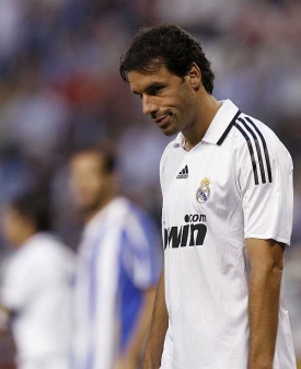 Zklamaný útočník Realu Madrid Ruud van Nistlerooij. 