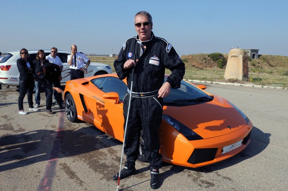 Belgičan Luc Costermans jel v Lamborghini Gallardo přes 300 km/h.