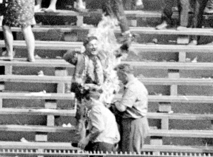 Ryszard Siwiec se up&aacute;lil na stadionu, mezi lidmi.