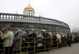 Hodiny čekání pro ty, kdo chtějí vzdát patriarchovi poslední poctu.