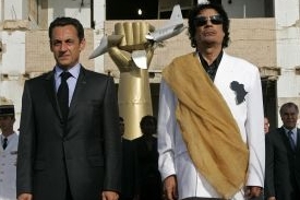 Nicolas Sarkozy a Muammar Kaddáfí