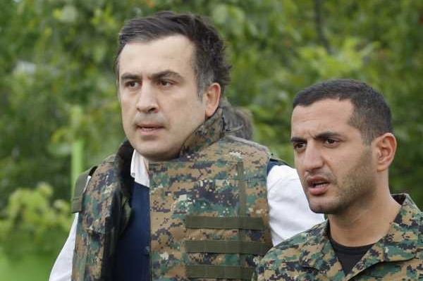 Prezident Saakašvili a ministr obrany Kezerašvili. Gruzie už neválčí.