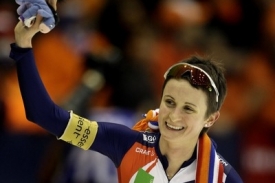 Martina Sáblíková se opět raduje z vítězství.