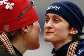 Martina S&aacute;bl&iacute;kov&aacute; (vpravo) přij&iacute;m&aacute; gratulaci od stř&iacute;brn&eacute; Hughesov&eacute;.