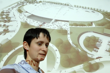Martina Sáblíková a za ní na zdi projekt vícefunkční haly  