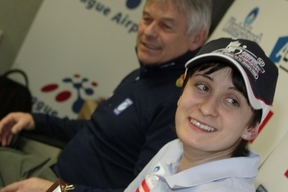 Rychlobruslařka Martina Sáblíková (za ní její trenér Petr Novák).