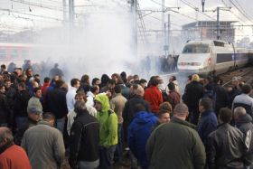 Ilustrační foto - stávkující blokují vlak TGV v Toulouse