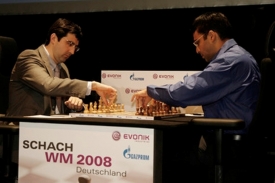 Šachisté Kramnik (vlevo) a Ánand. Šachisté Kramnik (vlevo) a Ánand.
