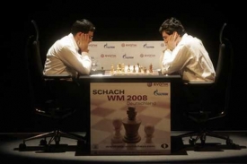 Šachisté Kramnik (vpravo) a Ánand. Šachisté Kramnik (vpravo) a Ánand.