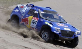 Carlos Sainz, nový lídr pořadí automobilů.