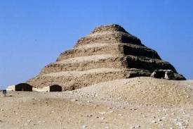 Sakk&aacute;ře dominuje stupňovit&aacute; Džoserova pyramida.