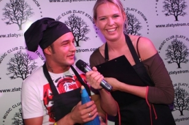 Zpěvák Sámer Issa a modelka Diana Kobzanová.