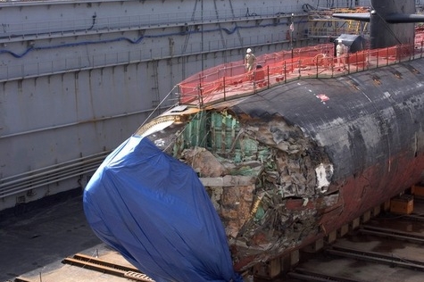 Když narazí ponorka (foto USS San Francisco po kolizi s tankerem). Když narazí ponorka (foto USS San Francisco po kolizi s tankerem).