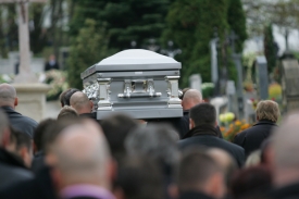 Smuteční průvod prošel hřbitovní bránou v Řepích.